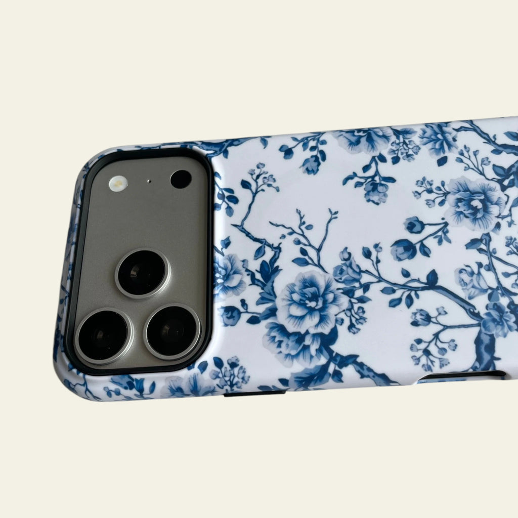 Close-up of the premium matte surface on the Chinoiserie case, highlighting an anti-fingerprint texture that is not easy to fade.